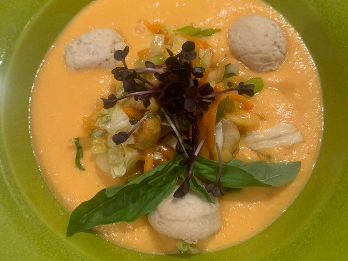 COMBIONLINE - Carrot and cashew nut cream soup with country chicken dumplings