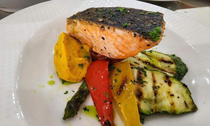 COMBIONLINE - Asian spices marinated Pan fried salmon with grill vegetables