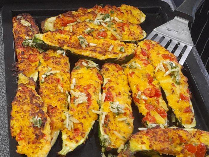COMBIONLINE - Stuffed courgettes with almond salsa