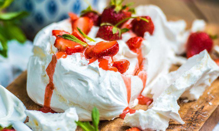 COMBIONLINE - Pavlova with fruit and whipped cream