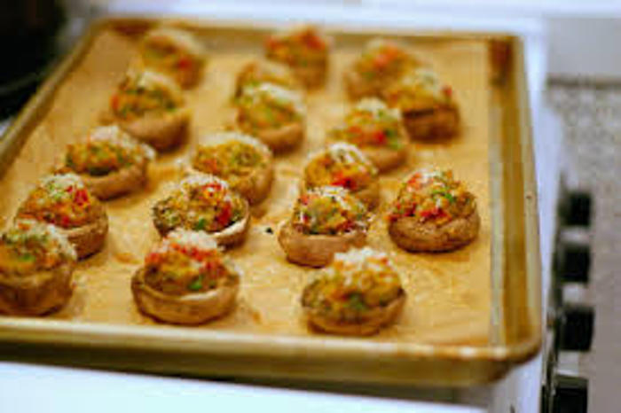COMBIONLINE - Stuffed Portobello mushrooms, sun-dried tomato and basil gratin