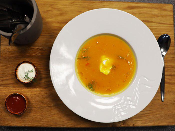 COMBIONLINE - Creamy red kuri squash soup with sauer cream