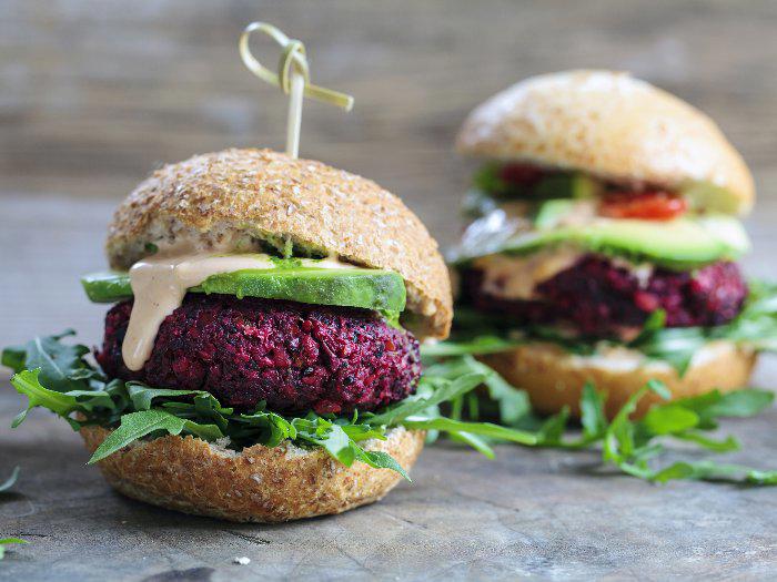 COMBIONLINE - Beetroot burger with a poached egg